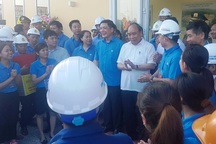 Thủ tướng kiểm tra thiết chế Công đoàn và thăm hỏi công nhân tại Hà Nam