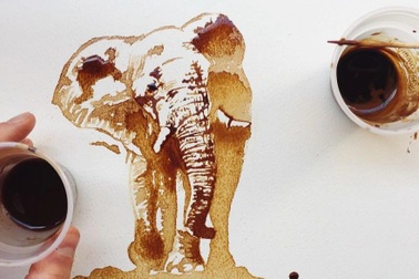 Nữ họa sĩ nổi tiếng với biệt tài vẽ tranh nghệ thuật bằng cà phê