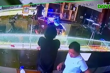 Nam thanh niên cướp 2 sợi dây chuyền trong tiệm vàng