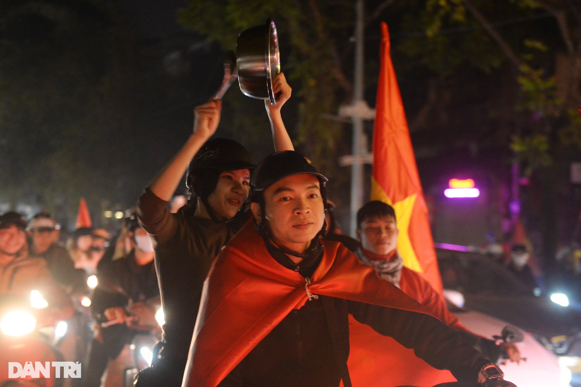 Biển người đổ ra đường phố ăn mừng chiến thắng của tuyển Việt Nam - 6 Biển người đổ ra đường phố ăn mừng chiến thắng của tuyển Việt Nam - 6