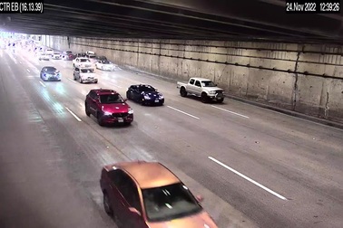 8 ô tô đâm dồn toa vì một nhầm lẫn khó tin của xe điện Tesla