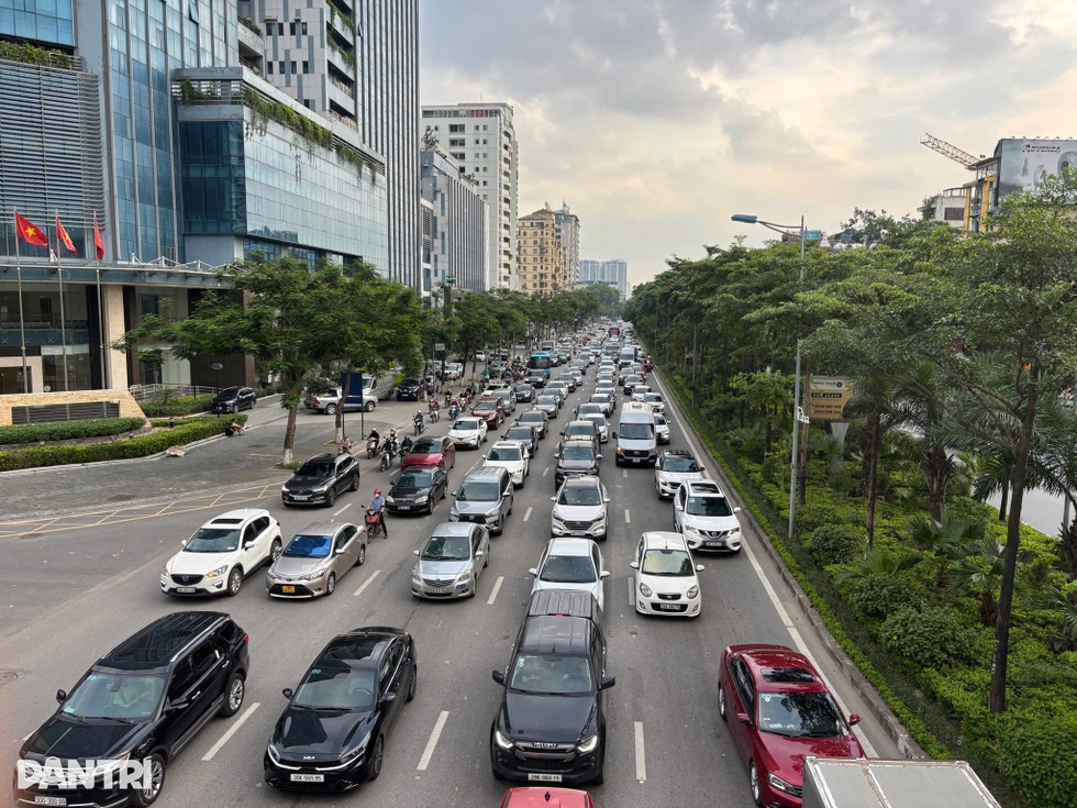 Phân làn đường Võ Chí Công: Ma-nơ-canh đứng cảnh báo, xe máy không tạt đầu - 5