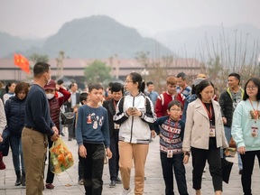 Hàng nghìn người đổ về chùa Tam Chúc du xuân