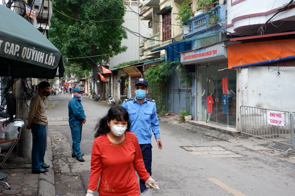Người dân Hồng Mai dùng “chiêu độc” phòng Covid-19 sau lệnh cách ly - 8 Người dân Hồng Mai dùng “chiêu độc” phòng Covid-19 sau lệnh cách ly - 8