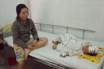 Nỗi đau của người mẹ có con bị chồng chém trọng thương