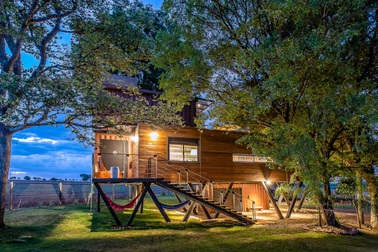 Ngôi nhà làm từ đồ tái chế nhưng trông không khác gì công trình đắt tiền