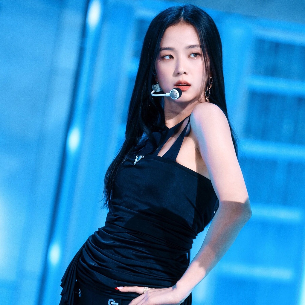 Người cha bí ẩn của Jisoo xuất hiện tại đêm diễn của Blackpink tại Hà Nội - 2 Người cha bí ẩn của Jisoo xuất hiện tại đêm diễn của Blackpink tại Hà Nội - 2