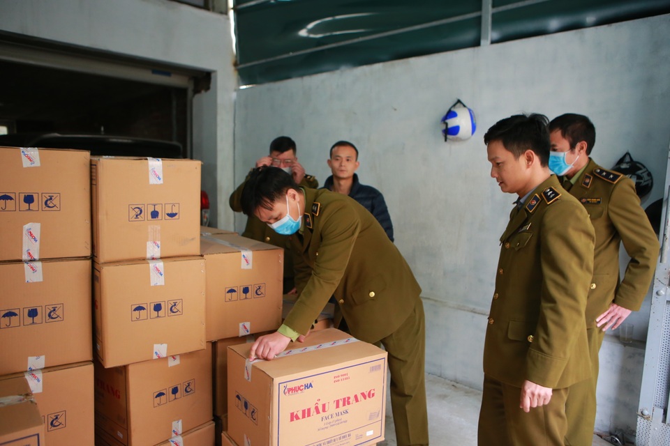 Phát hiện một người Trung Quốc thu gom 50 thùng khẩu trang tại Hà Nội - 3 Phát hiện một người Trung Quốc thu gom 50 thùng khẩu trang tại Hà Nội - 3