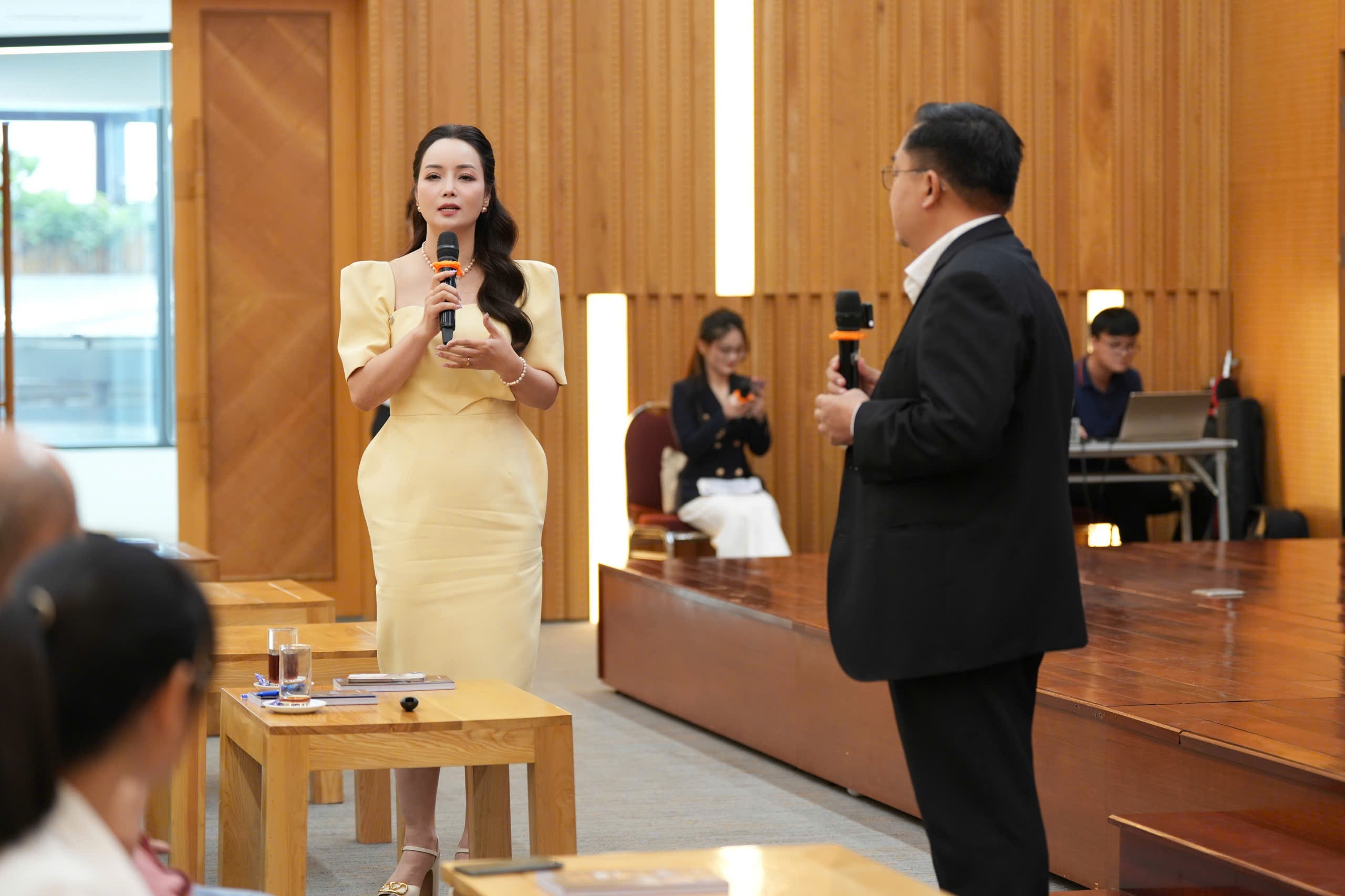 Mai Thu Huyền: Tôi luôn học hỏi từ người trẻ - 2