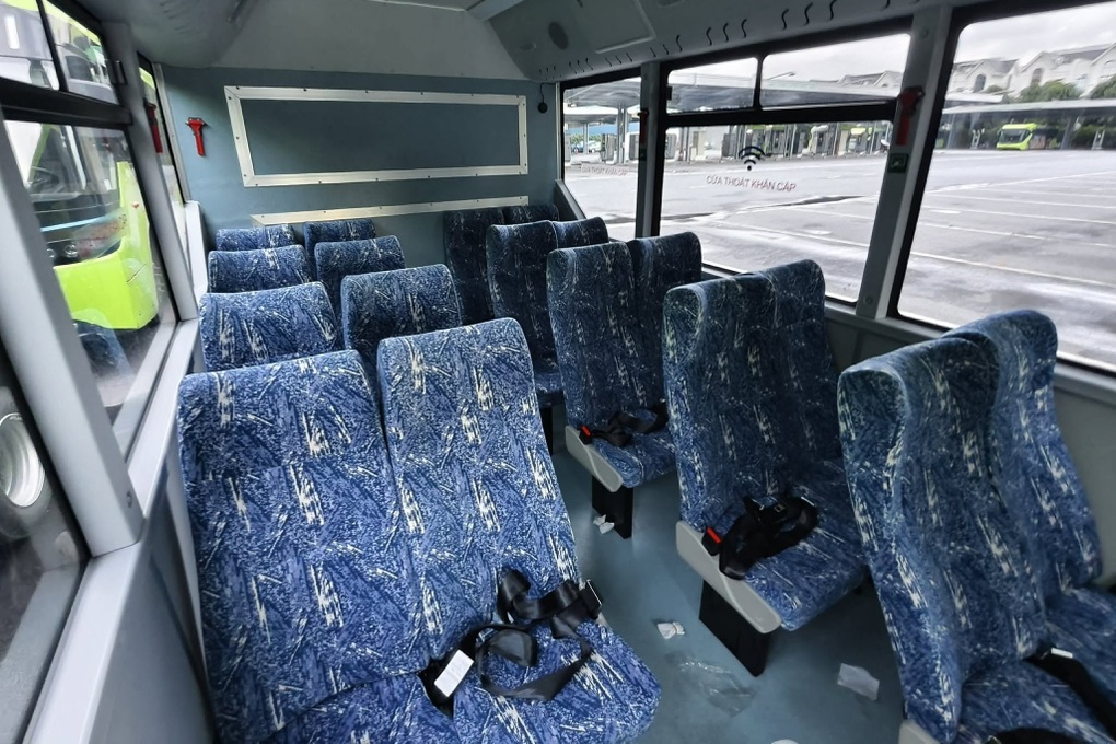 Ngắm thực tế xe buýt điện VinFast: 20 chỗ ngồi, nhiều công nghệ - 3 Ngắm thực tế xe buýt điện VinFast: 20 chỗ ngồi, nhiều công nghệ - 3
