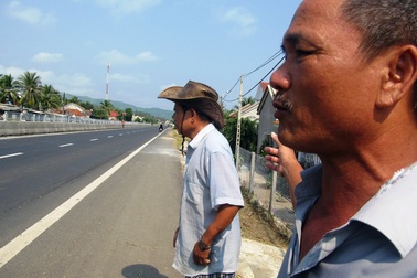 "Bức xúc" vì phải đi đường vòng, dân tự ý tháo dỡ dải phân cách trên QL1A