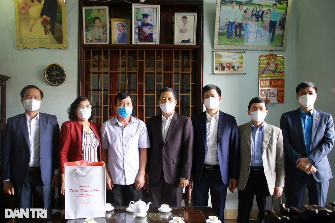Trưởng Ban Kinh tế Trung ương tặng quà Tết gia đình chính sách, công nhân - 3 Trưởng Ban Kinh tế Trung ương tặng quà Tết gia đình chính sách, công nhân - 3
