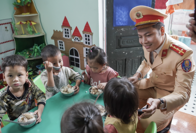 Đoàn Thanh niên Cục Cảnh sát giao thông - Bộ Công an, ân cần quan tâm và trao tặng những phần quà thiết thực đến các em học sinh vùng cao.