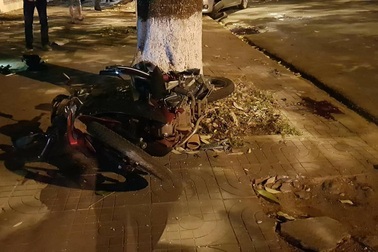 Ô tô tông bé trai 5 tuổi tử vong, bố mẹ cháu bé trọng thương