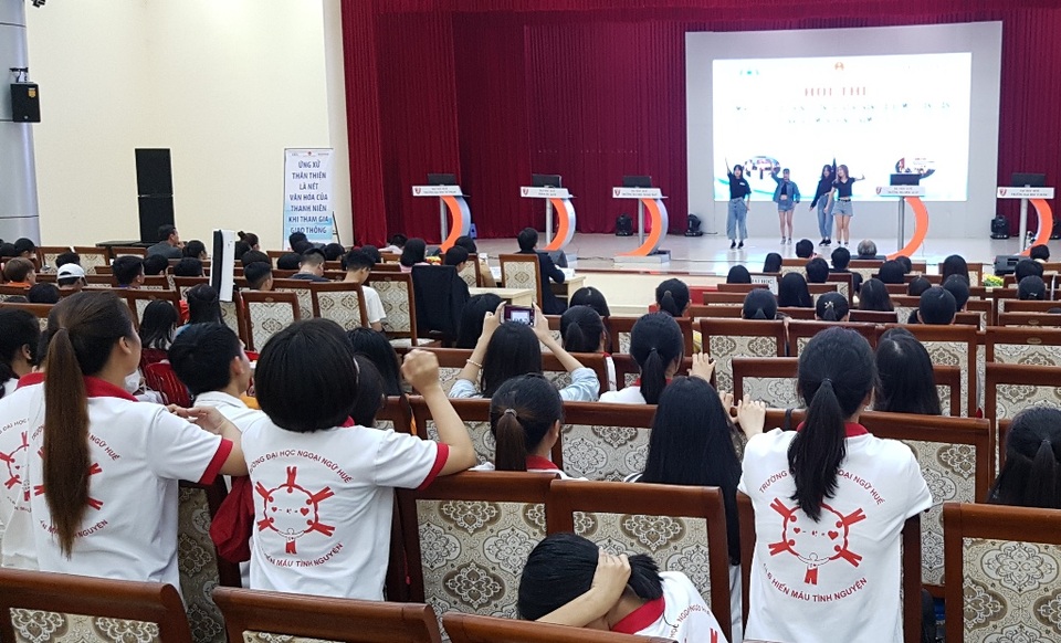 800 SV miền Trung hào hứng thi luật giao thông và lái xe an toàn - 1 800 SV miền Trung hào hứng thi luật giao thông và lái xe an toàn - 1