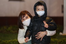 Cả đêm mất ngủ, nữ công nhân đếm từng phút mang Tết về cho mẹ