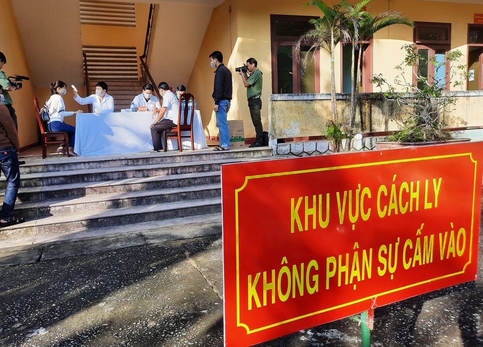 Nữ hành khách về từ Trung Quốc lọt qua nhiều nơi trước khi được cách ly - 2 Nữ hành khách về từ Trung Quốc lọt qua nhiều nơi trước khi được cách ly - 2
