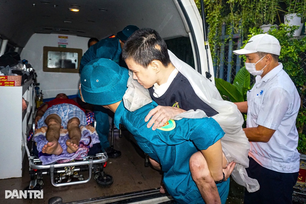 Bí thư Đà Nẵng chỉ đạo việc sơ tán dân, người nhái sẵn sàng hỗ trợ - 3 Bí thư Đà Nẵng chỉ đạo việc sơ tán dân, người nhái sẵn sàng hỗ trợ - 3