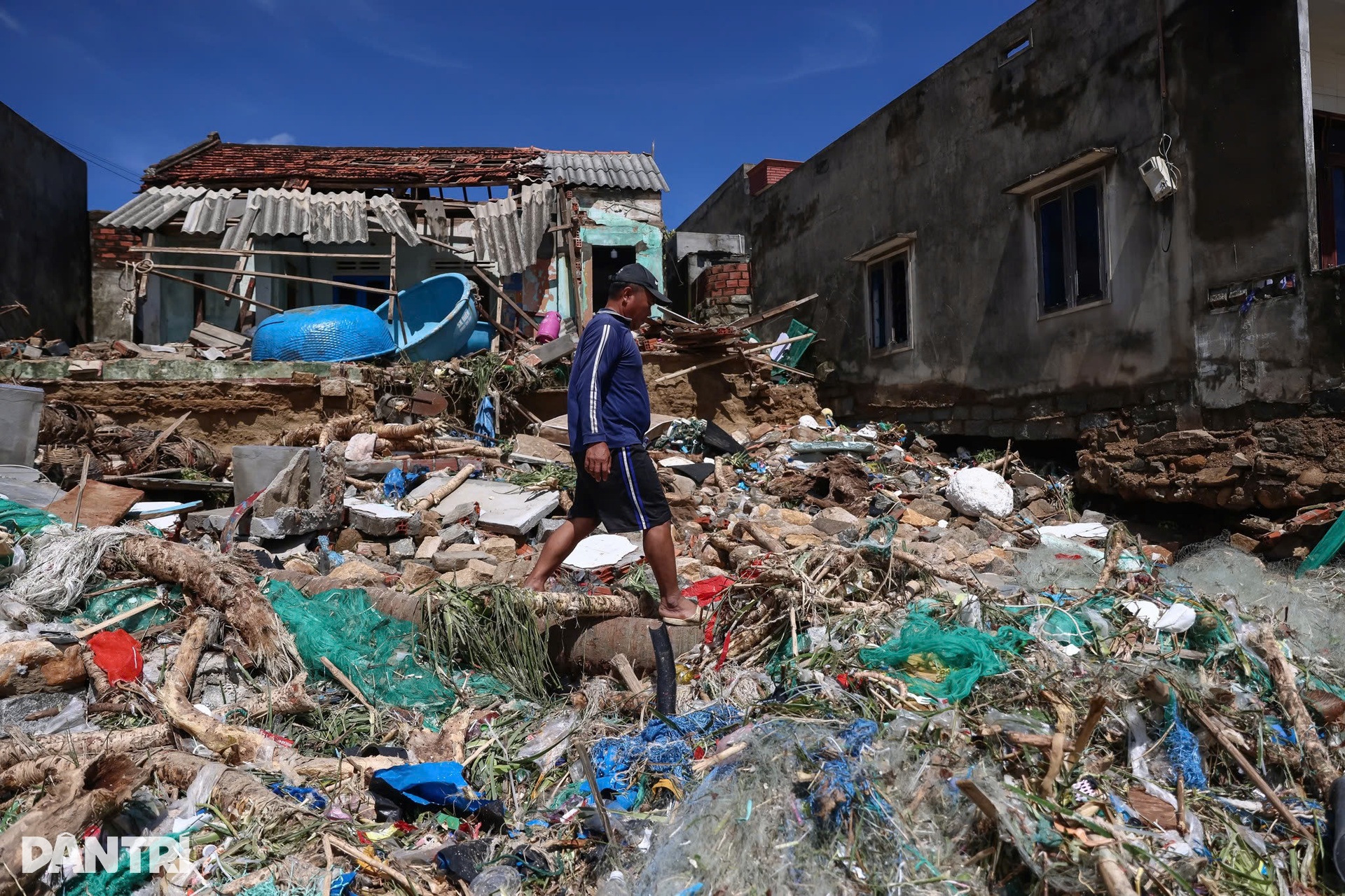 Trở về sau bão, người mẹ miền Trung khóc hết nước mắt vì nhà không còn - 5