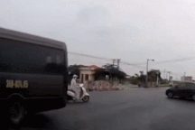 Va chạm với ô tô đang sang đường, xe máy chui thẳng vào gầm xe ben