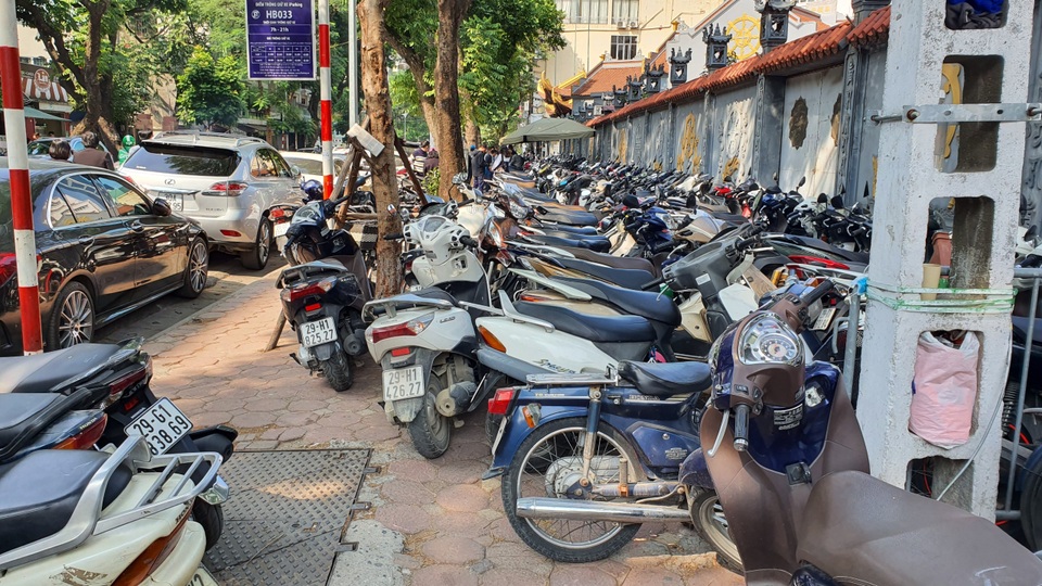 Săn hàng giảm giá: Dù bị chặt chém vé gửi xe, các tín đồ mua sắm vẫn vây kín phố Bà Triệu - 5 Săn hàng giảm giá: Dù bị chặt chém vé gửi xe, các tín đồ mua sắm vẫn vây kín phố Bà Triệu - 5