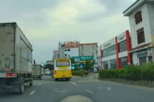 Lạng lách vượt ẩu, xe khách rụng gương vì lao vào thùng ô tô tải