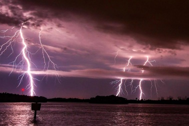 Khi hưởng tuần trăng mật với vợ, thanh niên bị sét đánh tử vong ở bờ biển