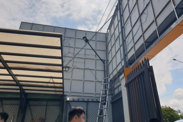 Cầm thanh sắt va vào dây điện, thợ hàn rơi xuống đất tử vong