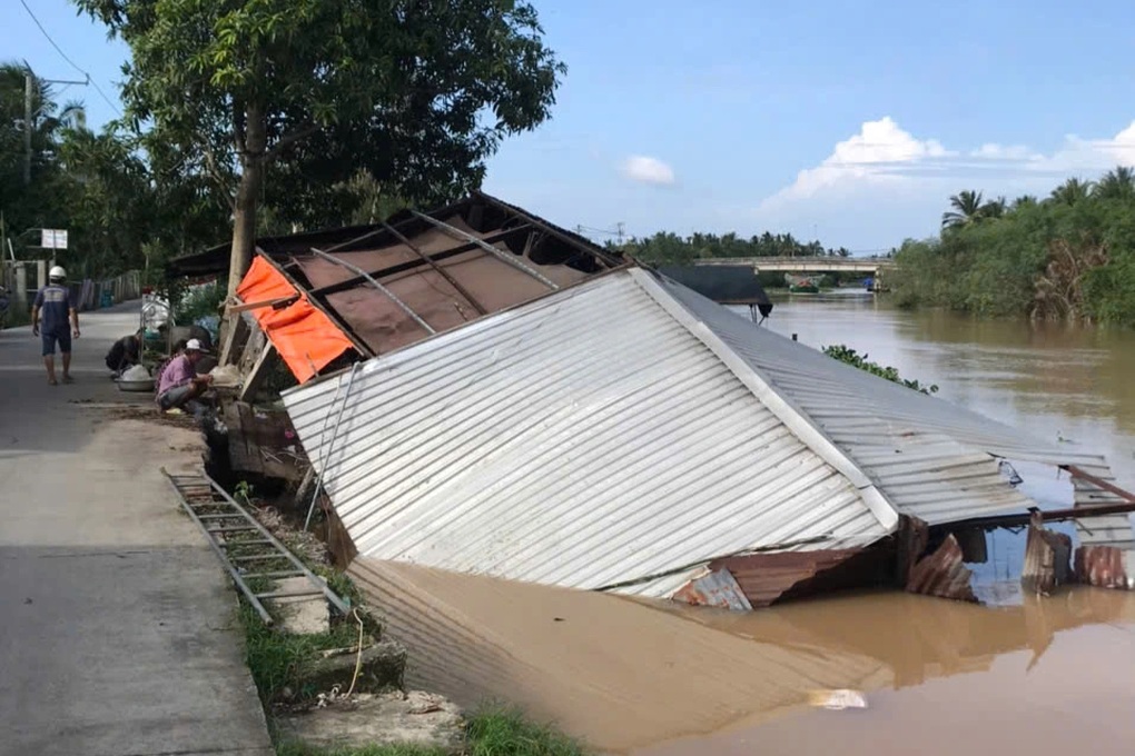 Hai ngôi nhà bị đổ sụp lúc rạng sáng khiến 3 người bị rơi xuống sông - 1 Hai ngôi nhà bị đổ sụp lúc rạng sáng khiến 3 người bị rơi xuống sông - 1