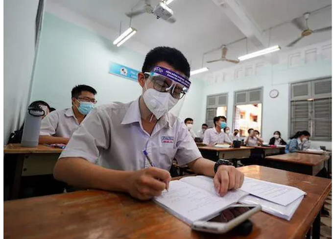 Học sinh lớp 9 và lớp 12 tại TP Hồ Chí Minh thí điểm đi học trở lại từ ngày 13/12. Ảnh minh họa.