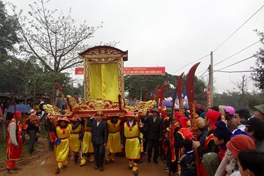 Gần vạn người tham dự lễ Hội đền Quả Sơn trong giá rét