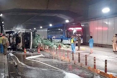 Xe tải lật ngang, bốc cháy trong hầm Thủ Thiêm