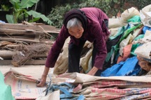 Xót cảnh mẹ già 90 tuổi bệnh tật gồng gánh nuôi 2 con thần kinh