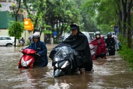 Miền Bắc ngày nắng nóng, cuối tuần mưa to
