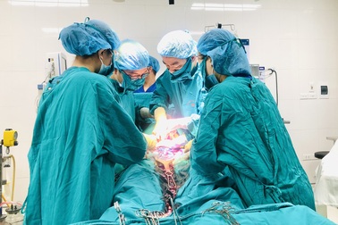 Mắc bệnh tim bẩm sinh nặng, bé gái được cấp cứu ngay sau khi lọt lòng