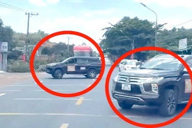 Công an vào cuộc vụ 2 ô tô chặn quốc lộ cho đoàn xe đi ra từ khu du lịch