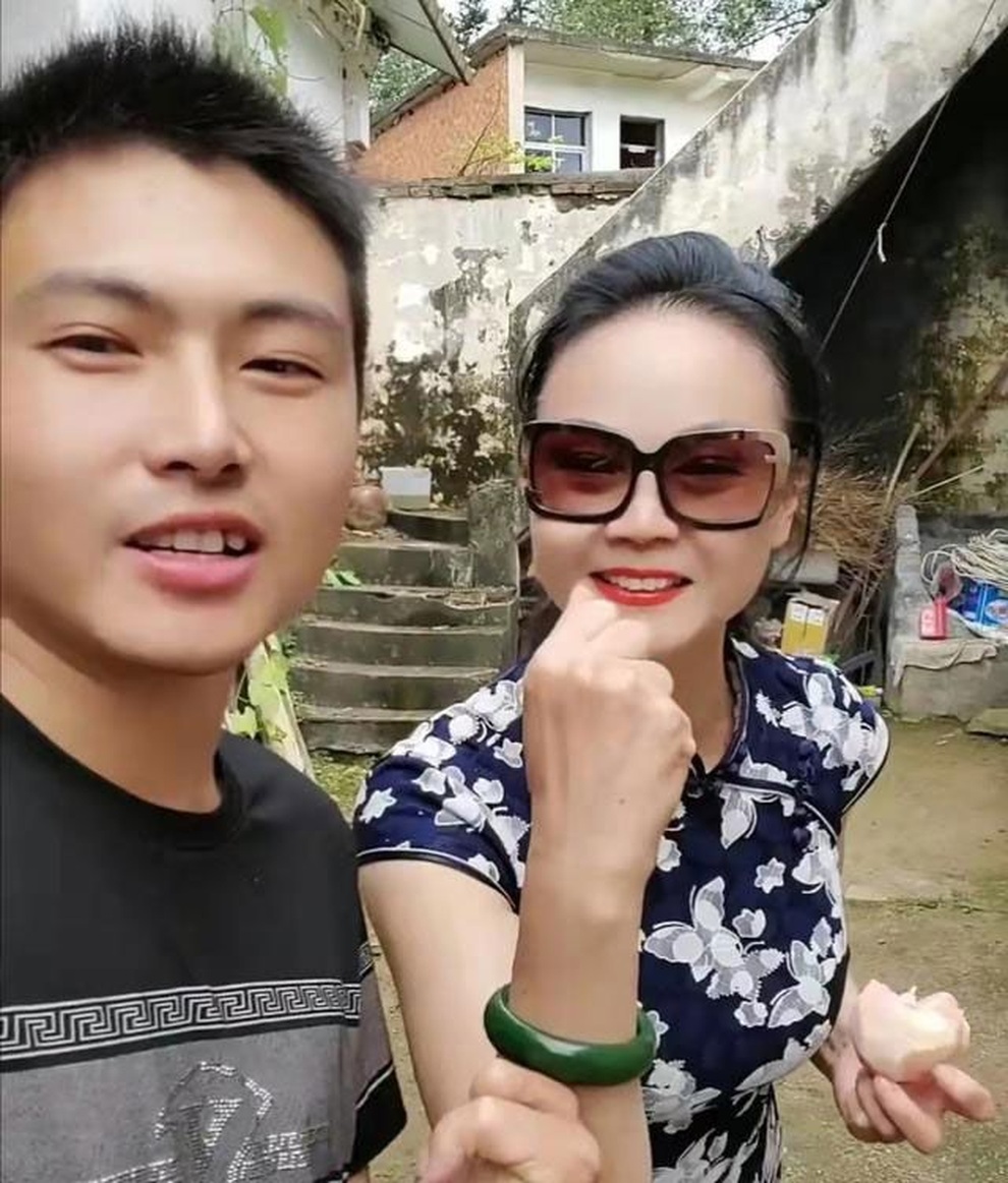 Chàng 30 cưới vợ 56 tuổi, ngoại hình cô dâu gây bất ngờ - 1 Chàng 30 cưới vợ 56 tuổi, ngoại hình cô dâu gây bất ngờ - 1