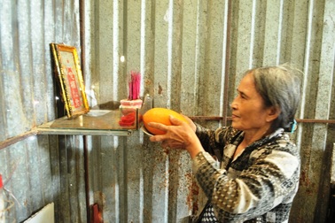 Người nghèo tiễn ông Táo bằng trái cây, nước lã!