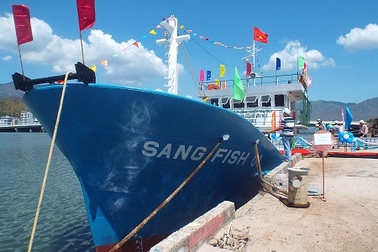 Bàn giao tàu cá vỏ thép cho ngư dân vươn khơi, bám biển