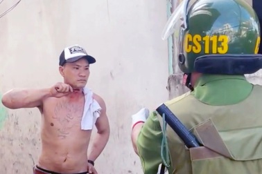 Người đàn ông đổ xăng lên người và con gái rồi dọa đốt nhà, tự sát