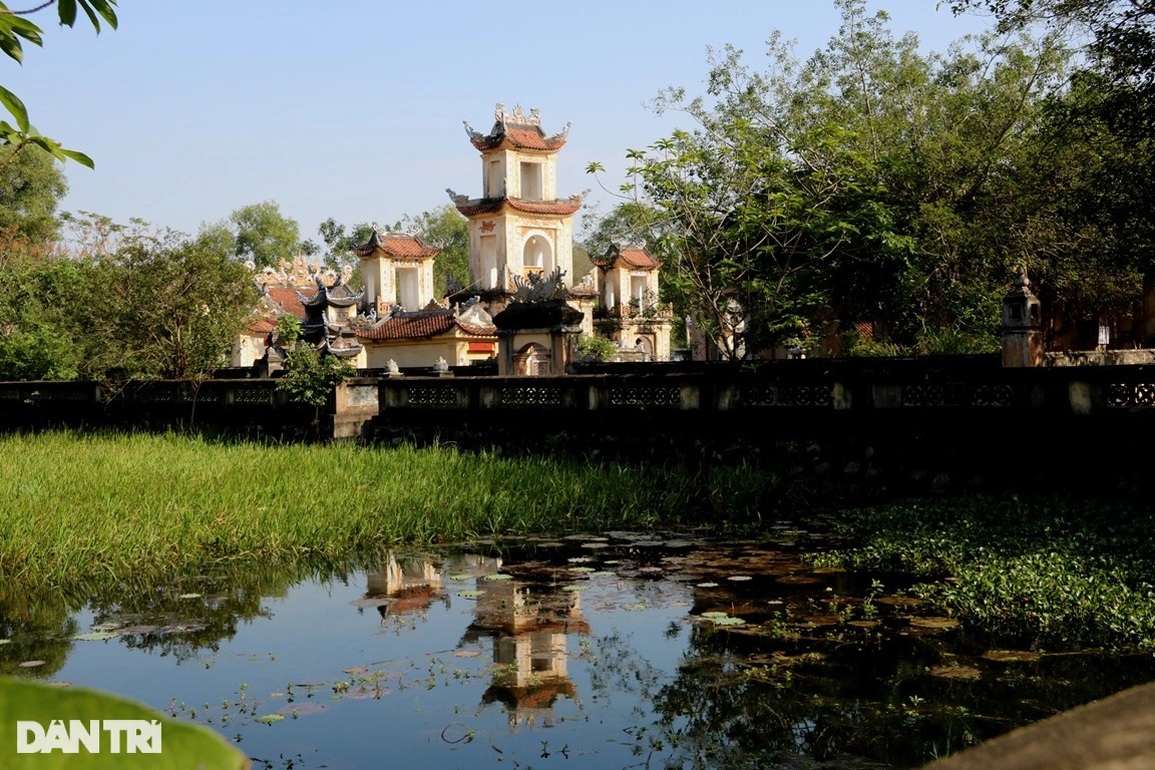 Độc đáo rễ cây ôm trọn hàng cột ngôi đền cổ hơn 600 năm tuổi ở Hà Tĩnh - 2