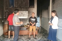 Gia đình 5 người bỏ chạy khỏi căn nhà 3 tầng bốc cháy