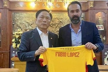HLV Fabio Lopez đưa bằng chứng thắng kiện, chờ tiền phạt từ bầu Đệ