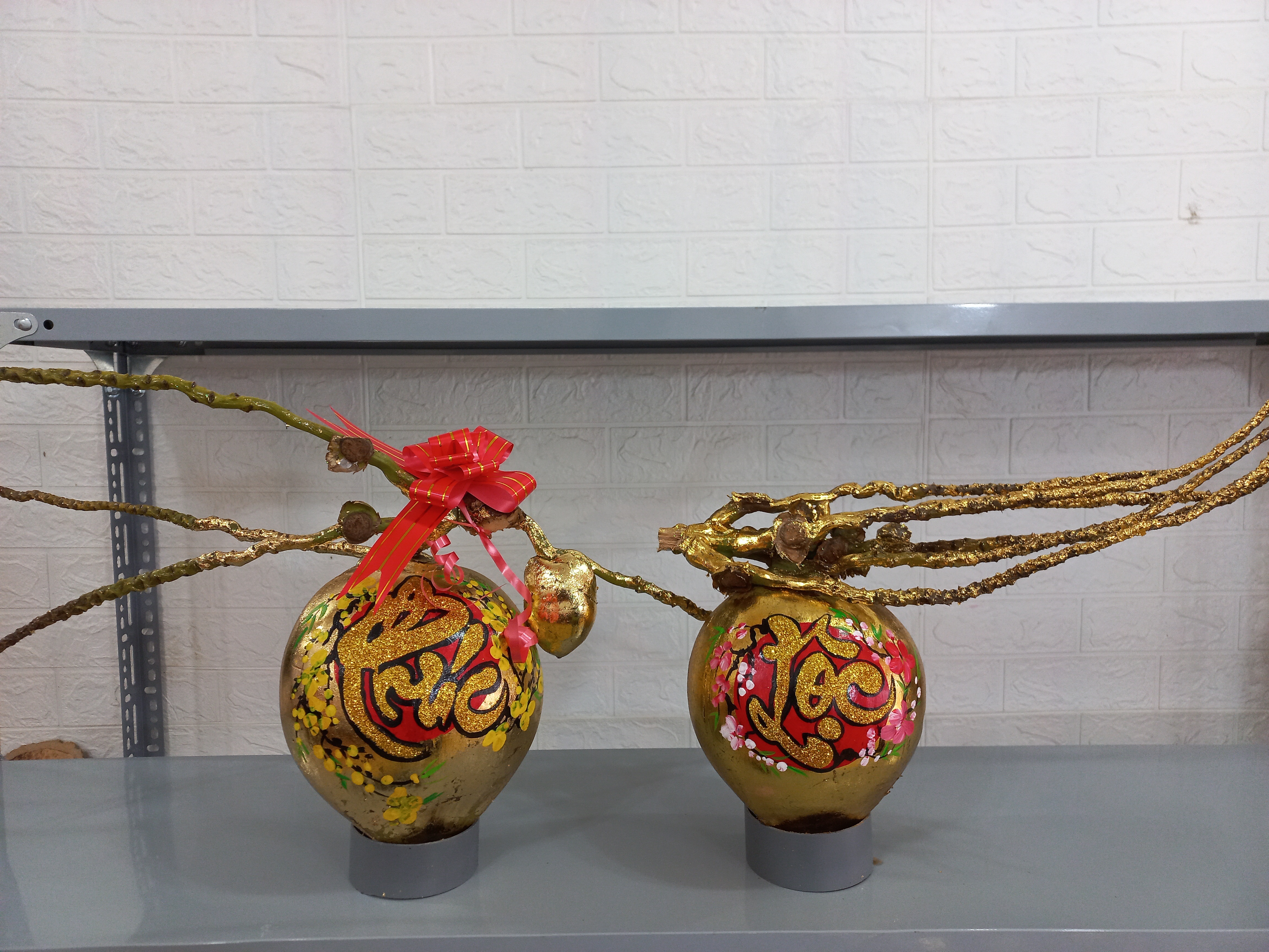 Thợ nghề thổi hồn vào dừa, bưởi dát vàng lóng lánh giáp Tết - 9