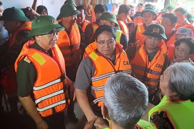 Thủ tướng thị sát vùng lũ Thái Nguyên, động viên người dân giữa thiên tai