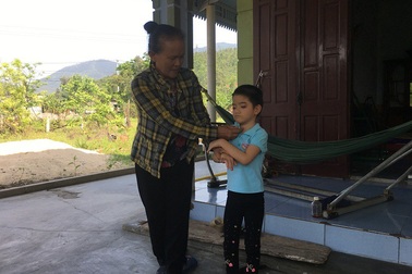 Niềm vui khó tả của cô bé bị tim, hỏng hai mắt