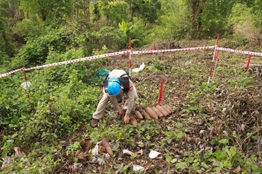 Hơn 100 quả bom, đạn nằm “lăn lóc” cạnh bãi rác