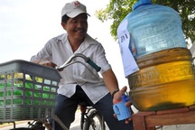 Bình trà đá miễn phí mát lòng người nghèo