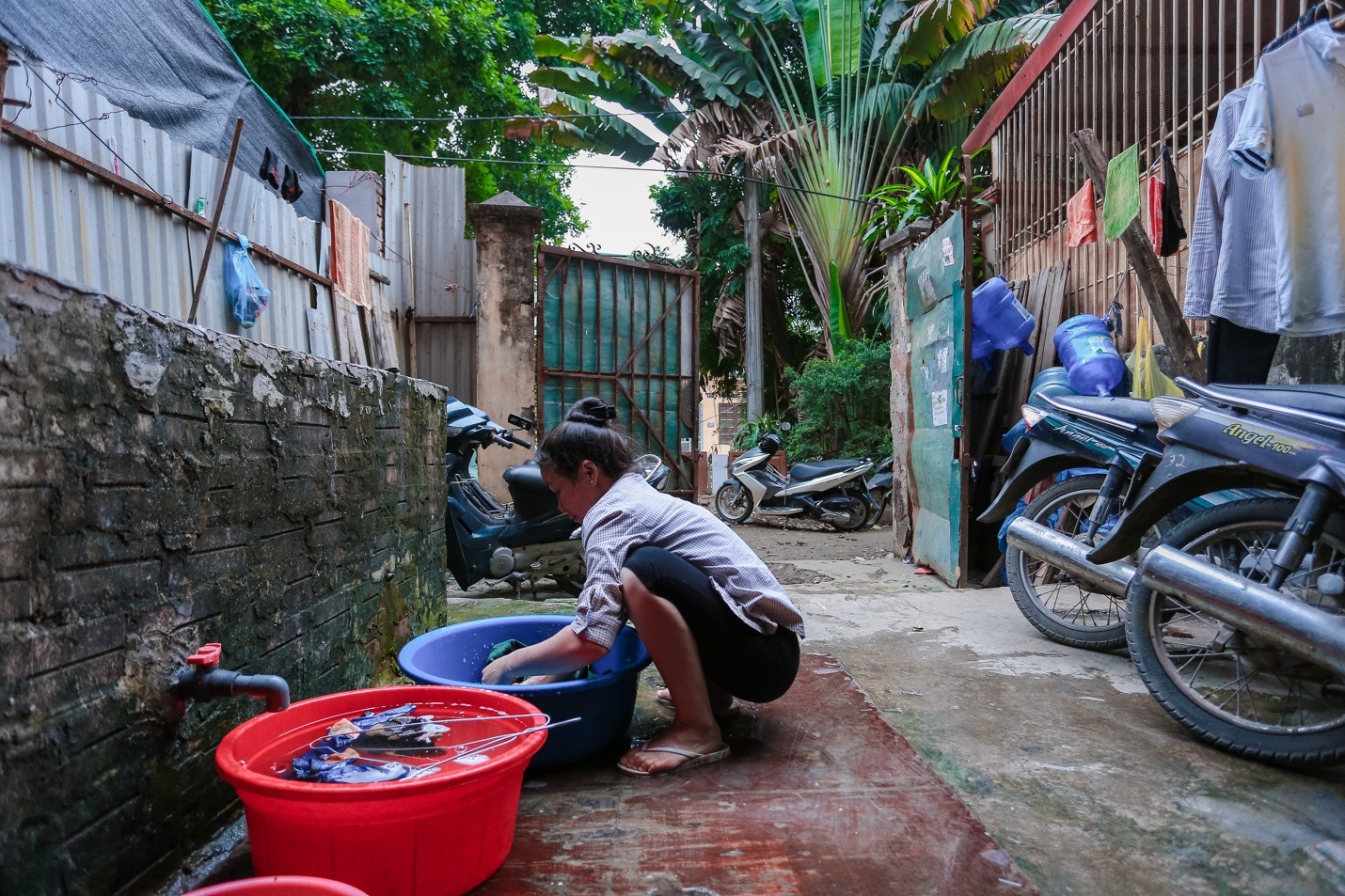 Những công nhân “ngày làm phụ hồ, tối ngủ biệt thự triệu đô” ở Hà Nội - 17 Những công nhân “ngày làm phụ hồ, tối ngủ biệt thự triệu đô” ở Hà Nội - 17