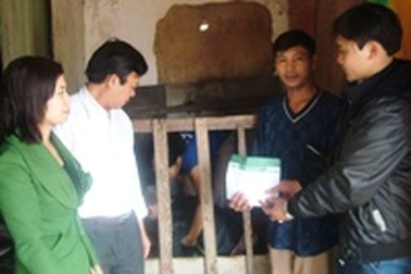Hơn 50 triệu đồng đến với hai hoàn cảnh khó khăn 